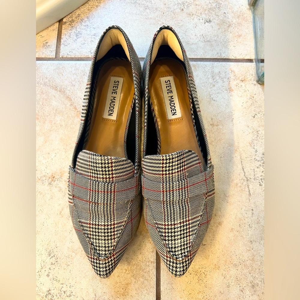 Steve Madden Size 7.5 Plaid Pointed Toe Flat Loafers with Pink Detail
